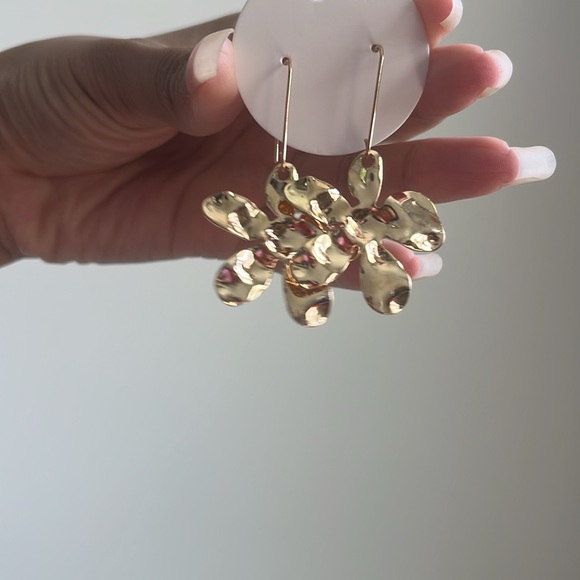 #57 Gold Floral Earrings - Picture 8 of 9